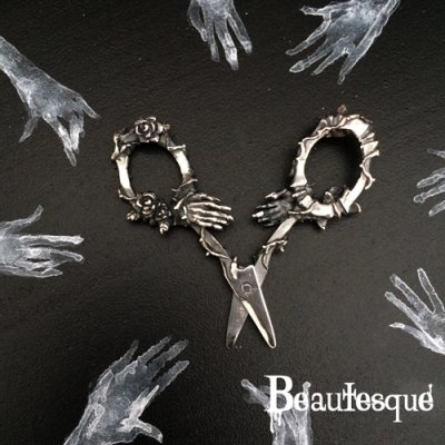 薔薇が装飾されたハサミのシルバーネックレス|ビュウテスク