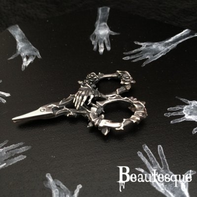 薔薇が装飾されたハサミのシルバーネックレス|ビュウテスク