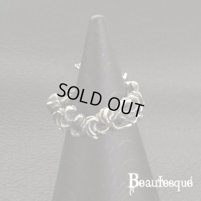 シルバーの両手に包まれた義眼リング｜ビュウテスク