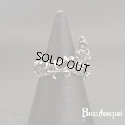 シルバーの両手に包まれた義眼リング｜ビュウテスク