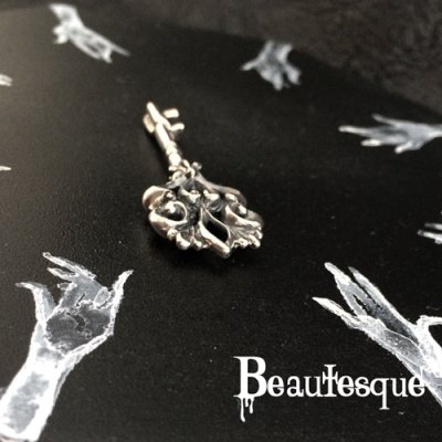 ゴシック調のシルバーキー(鍵)ペンダント|ビュウテスク