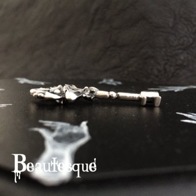 ゴシック調のシルバーキー(鍵)ペンダント|ビュウテスク