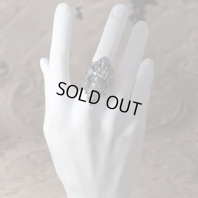 女性の半身と蛇の尾を持つ魔物ラミアのシルバーリング