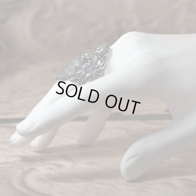 女性の半身と蛇の尾を持つ魔物ラミアのシルバーリング