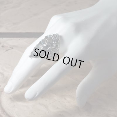 女性の半身と蛇の尾を持つ魔物ラミアのシルバーリング