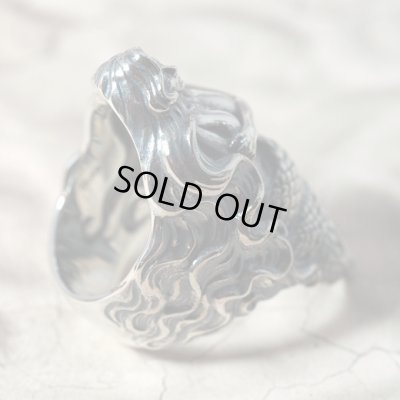 女性の半身と蛇の尾を持つ魔物ラミアのシルバーリング