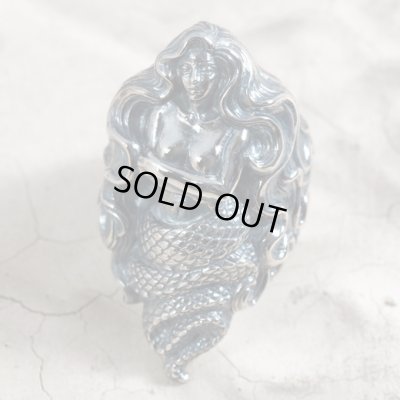 女性の半身と蛇の尾を持つ魔物ラミアのシルバーリング