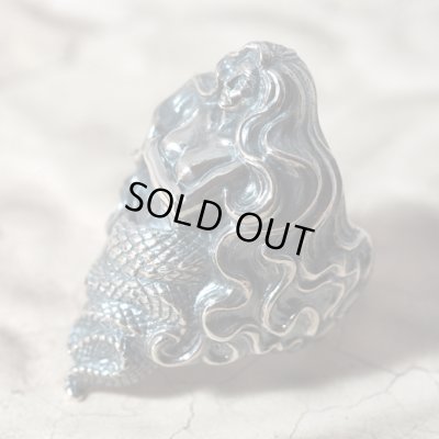 女性の半身と蛇の尾を持つ魔物ラミアのシルバーリング