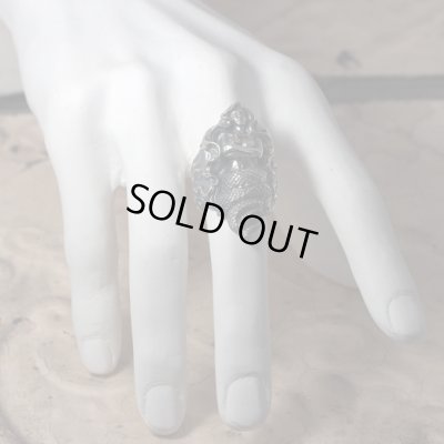 女性の半身と蛇の尾を持つ魔物ラミアのシルバーリング