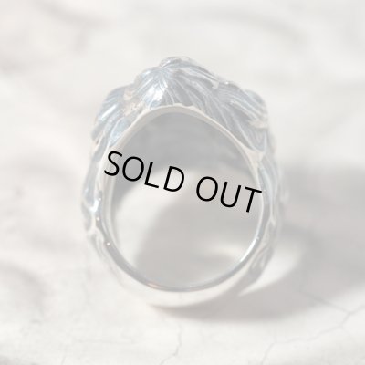 女性の半身と蛇の尾を持つ魔物ラミアのシルバーリング