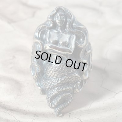 女性の半身と蛇の尾を持つ魔物ラミアのシルバーリング