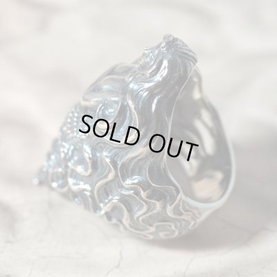 女性の半身と蛇の尾を持つ魔物ラミアのシルバーリング