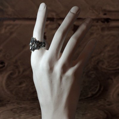 グリフィンのシルバーリング。鷲と獅子の身体を併せ持つ伝説の生物|Guardia/ガルディア