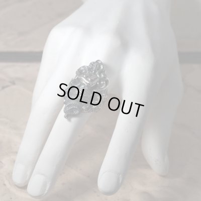 女性の半身と蛇の尾を持つ魔物ラミアのシルバーリング