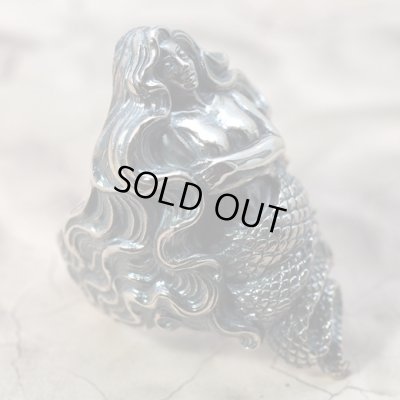 女性の半身と蛇の尾を持つ魔物ラミアのシルバーリング