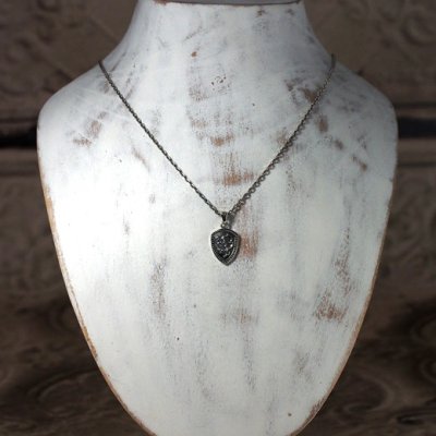 小振りな盾のシルバーペンダント｜Guardia/ガルディア