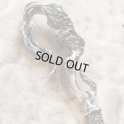 ガルディアのシルバーウォレットチェーン。月桂樹に身を変えた女性ダフネをモチーフとした作品