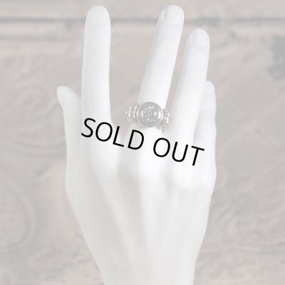 ライオンが彫刻されたゴシック調のストーンリング｜Guardia/ガルディア