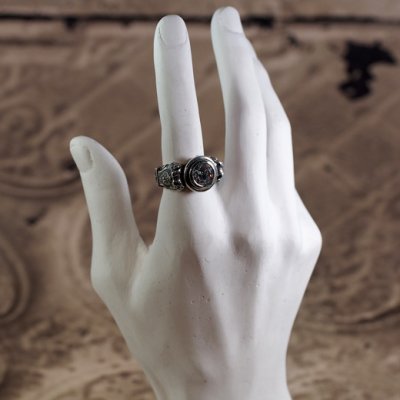 ライオンが彫刻されたゴシック調のストーンリング|Guardia/ガルディア