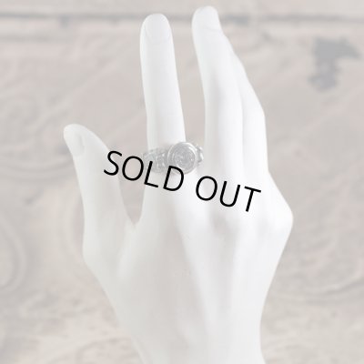 ライオンが彫刻されたゴシック調のストーンリング｜Guardia/ガルディア