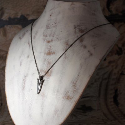 鏃(やじり)のシルバーペンダント「アローヘッド」|Guardia/ガルディア