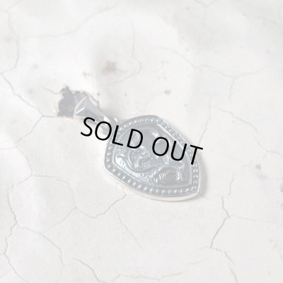 小振りな盾のシルバーペンダント｜Guardia/ガルディア