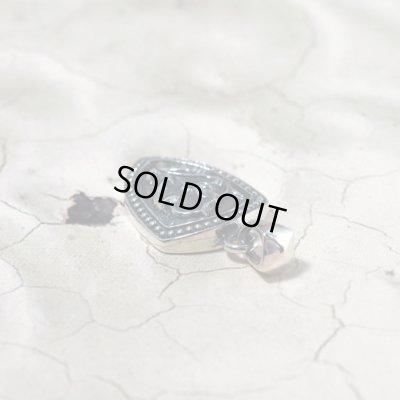 小振りな盾のシルバーペンダント｜Guardia/ガルディア