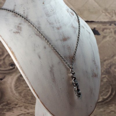 女性の彫像をモチーフにしたシルバーペンダント|Guardia/ガルディア