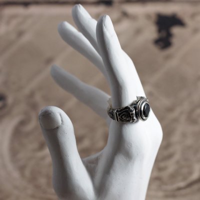 ライオンが彫刻されたゴシック調のストーンリング|Guardia/ガルディア