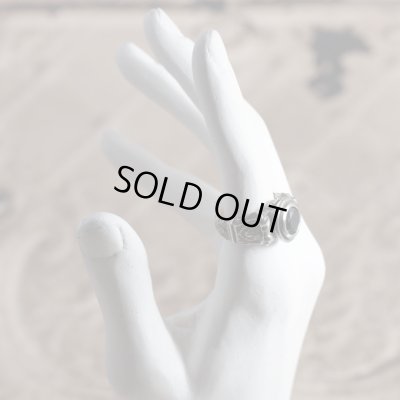 ライオンが彫刻されたゴシック調のストーンリング｜Guardia/ガルディア