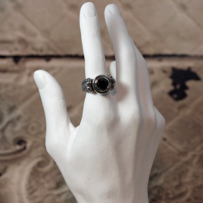 ライオンが彫刻されたゴシック調のストーンリング|Guardia/ガルディア