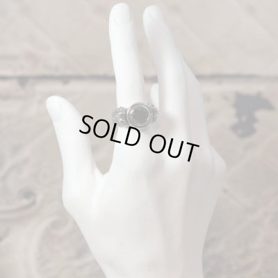 ライオンが彫刻されたゴシック調のストーンリング｜Guardia/ガルディア