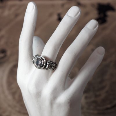 ライオンが彫刻されたゴシック調のストーンリング|Guardia/ガルディア