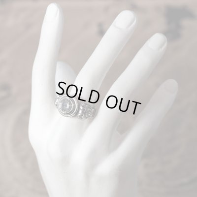 ライオンが彫刻されたゴシック調のストーンリング｜Guardia/ガルディア