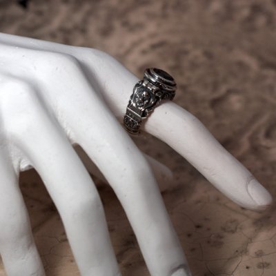 ライオンが彫刻されたゴシック調のストーンリング|Guardia/ガルディア