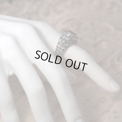 ライオンが彫刻されたゴシック調のストーンリング｜Guardia/ガルディア