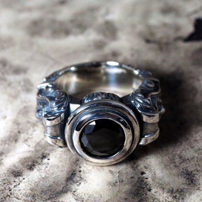 ライオンが彫刻されたゴシック調のストーンリング|Guardia/ガルディア