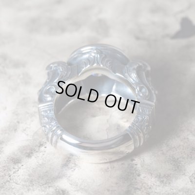 ライオンが彫刻されたゴシック調のストーンリング｜Guardia/ガルディア