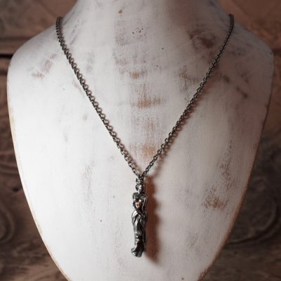 女性の彫像をモチーフにしたシルバーペンダント|Guardia/ガルディア