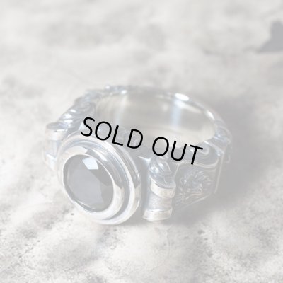 ライオンが彫刻されたゴシック調のストーンリング｜Guardia/ガルディア