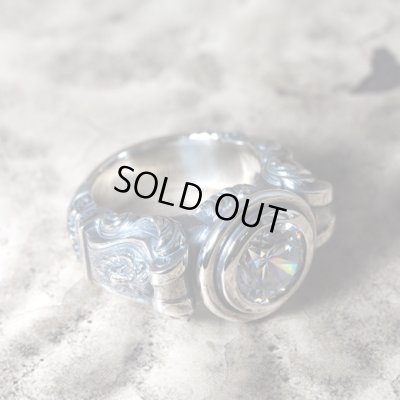 ライオンが彫刻されたゴシック調のストーンリング｜Guardia/ガルディア