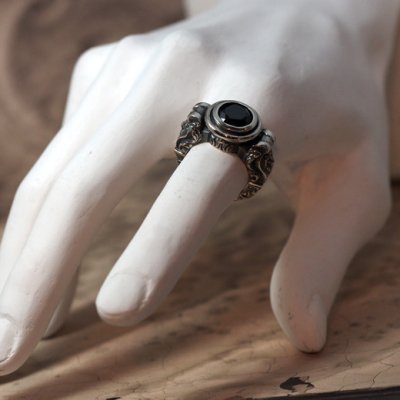 ライオンが彫刻されたゴシック調のストーンリング|Guardia/ガルディア