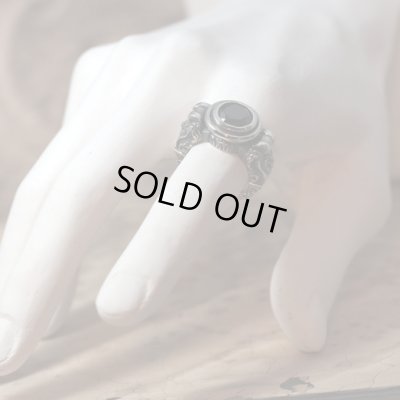 ライオンが彫刻されたゴシック調のストーンリング｜Guardia/ガルディア