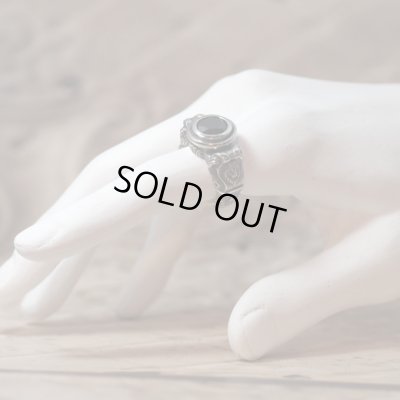 ライオンが彫刻されたゴシック調のストーンリング｜Guardia/ガルディア