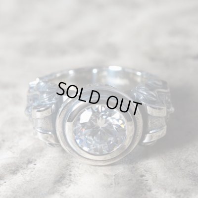 ライオンが彫刻されたゴシック調のストーンリング｜Guardia/ガルディア