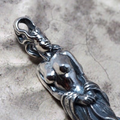 女性の彫像をモチーフにしたシルバーペンダント|Guardia/ガルディア