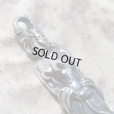 女性の彫像をモチーフにしたシルバーペンダント｜Guardia/ガルディア