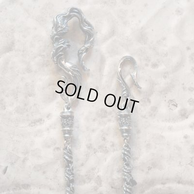 ガルディアのシルバーウォレットチェーン。月桂樹に身を変えた女性ダフネをモチーフとした作品