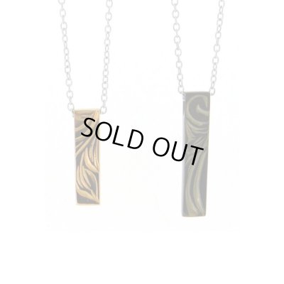 [ペアネックレス]ハワイアンエングレイブ バーネックレス（ブラック&ピンクゴールド） / Jellyfish Factory