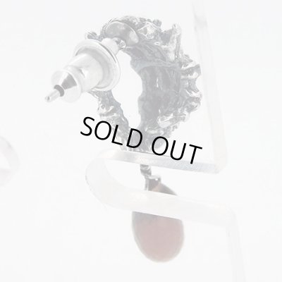 ボーンハンドピアス（ガーネット）